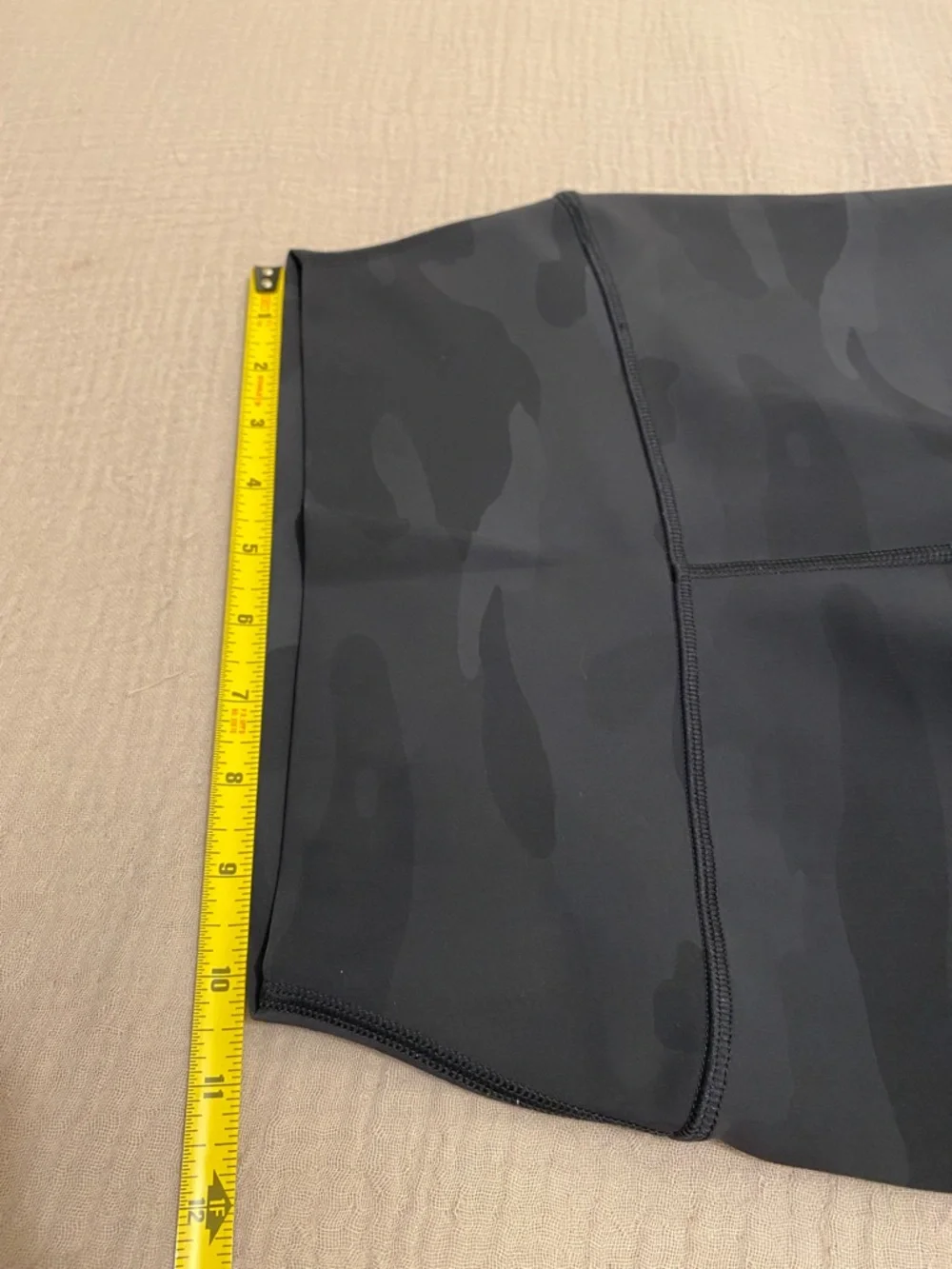 ALO Yoga Black Camo High-Rise Biker Shorts. Size S